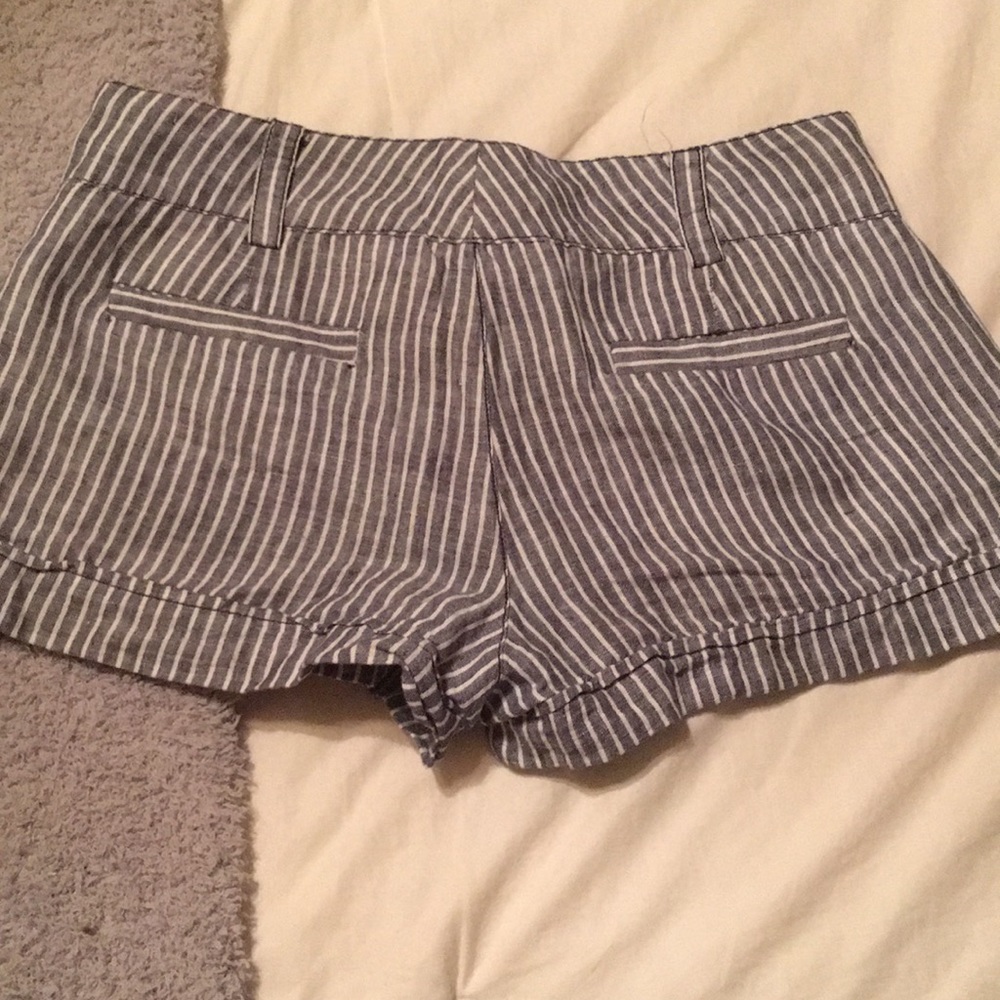 Striped shorts - Picture 3 of 3